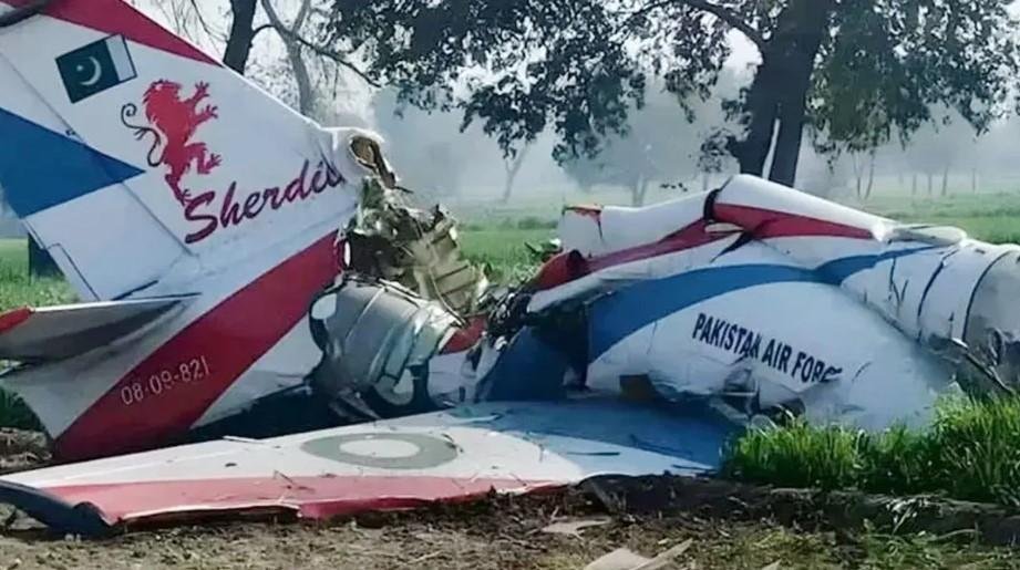 পাকিস্তান বিমানবাহিনীর যুদ্ধবিমান বিধ্বস্ত, ২ চালক নিহত